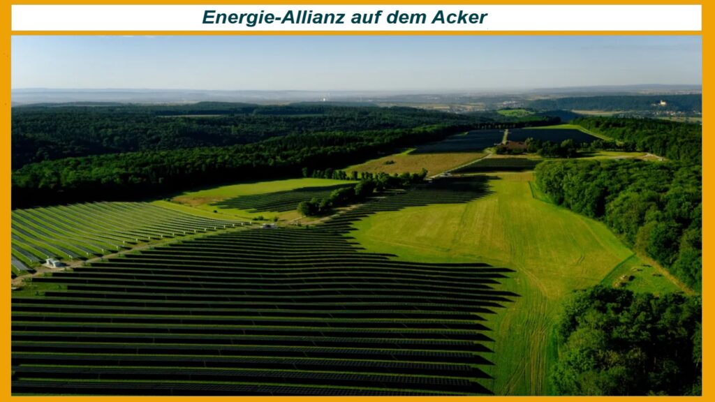 Luftaufnahme des Energieparks Gundelsheim mit großflächiger Photovoltaikanlage und angrenzender Landschaft in Baden-Württemberg.