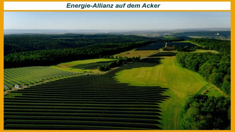 Luftaufnahme des Energieparks Gundelsheim mit großflächiger Photovoltaikanlage und angrenzender Landschaft in Baden-Württemberg.