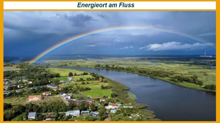 Blick auf Gartz an der Oder mit Regenbogen am Himmel.