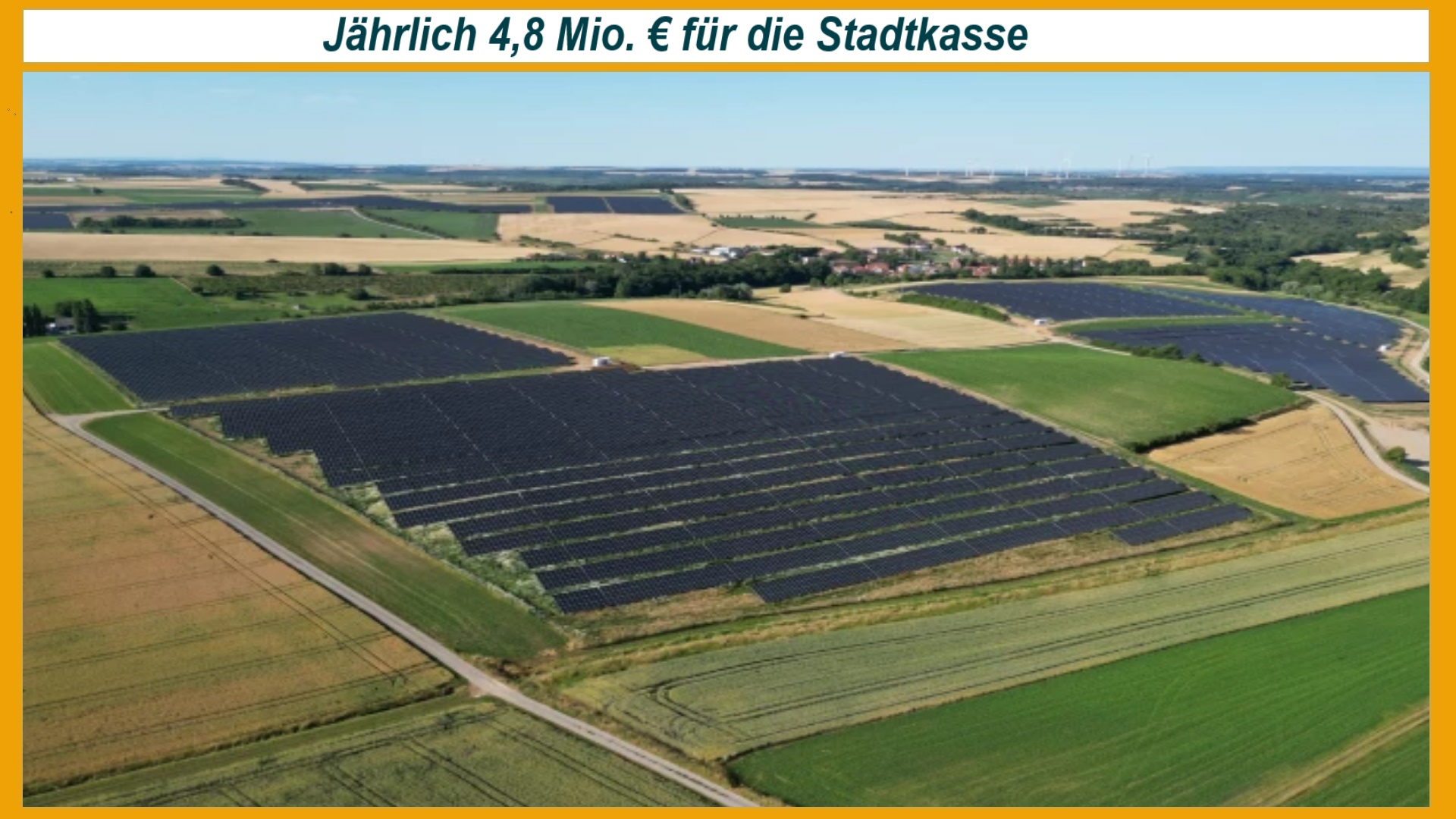 Großer Solarpark bei Darstadt mit hunderten Photovoltaikmodulen, Symbol für regionale Wertschöpfung und Bürgerbeteiligung an sauberer Energie.