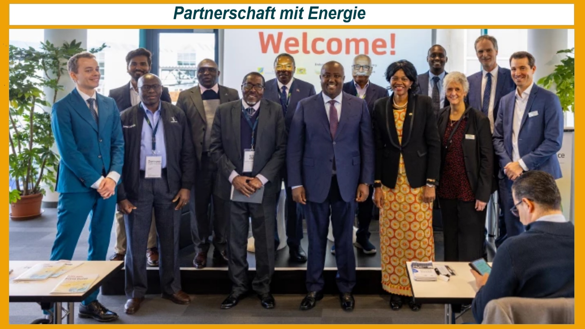 Internationale Delegation mit Kenias Botschafterin und deutschen Vertretern auf der OFF-GRID Expo 2025 in Augsburg.