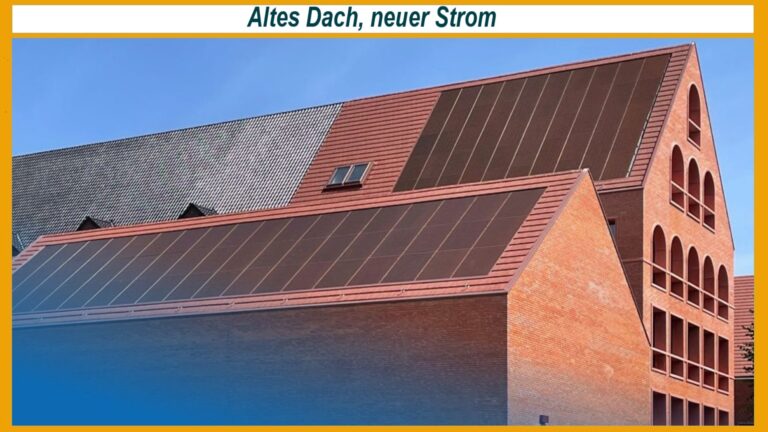 Historisches Klosterdach mit orangefarbenen Photovoltaikmodulen, harmonisch integriert, CO₂-neutraler Betrieb, moderne Technik trifft Tradition.