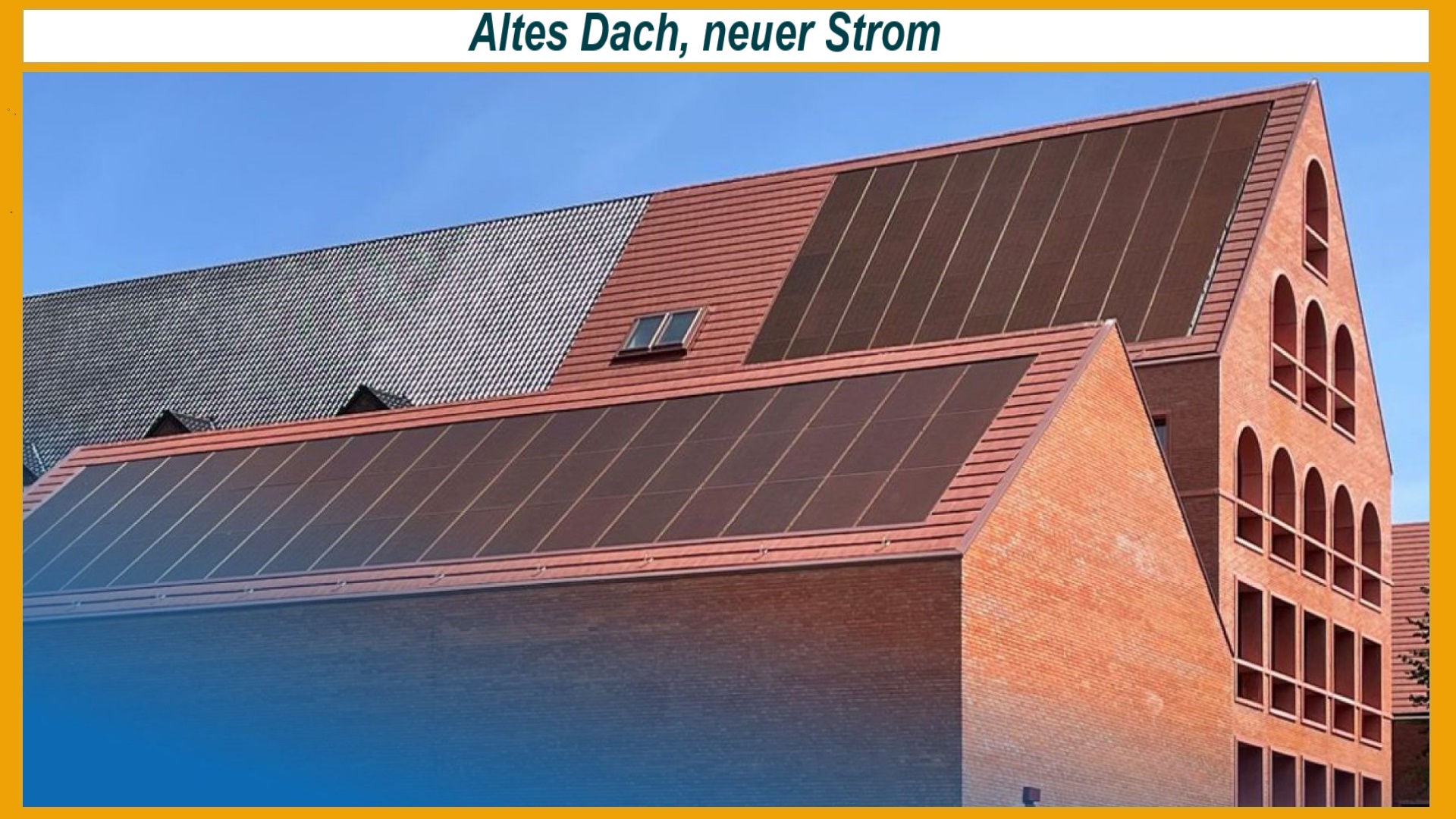 Historisches Klosterdach mit orangefarbenen Photovoltaikmodulen, harmonisch integriert, CO₂-neutraler Betrieb, moderne Technik trifft Tradition.