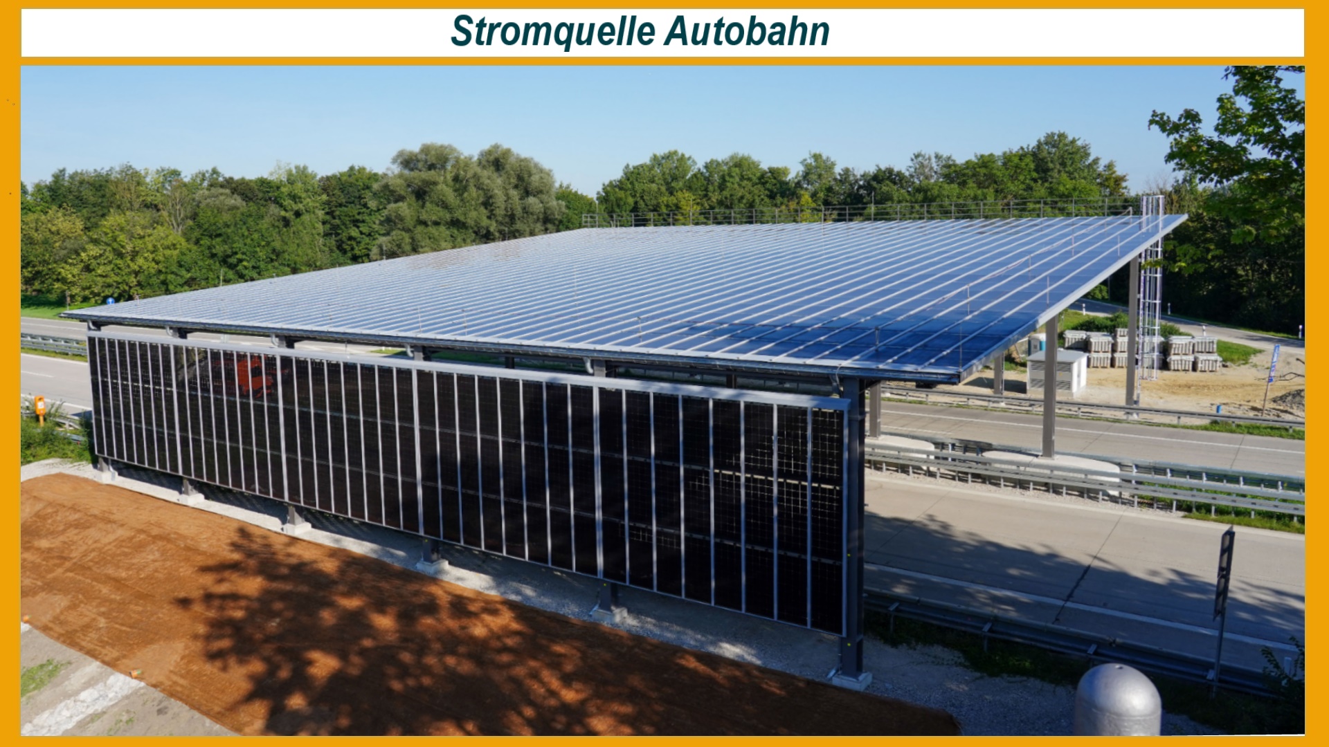 Solarüberdachung über Flughafenzubringer bei Freising, erzeugt erneuerbare Energie für Notrufsäulen und Steuerungstechnik.