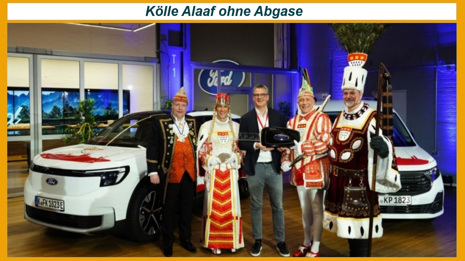 Dreigestirn steht vor elektrischen Ford-Fahrzeugen beim Kölner Rosenmontagszug 2025, emissionsfrei und nachhaltig.