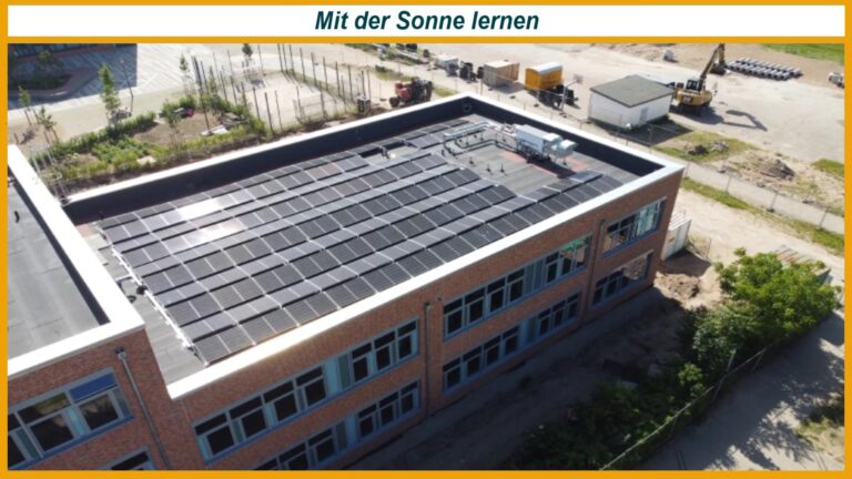 Photovoltaikanlage auf dem neuen Schulgebäude in Grevesmühlen zeigt modernen Solar-Einsatz und unterstützt die Energiewende.