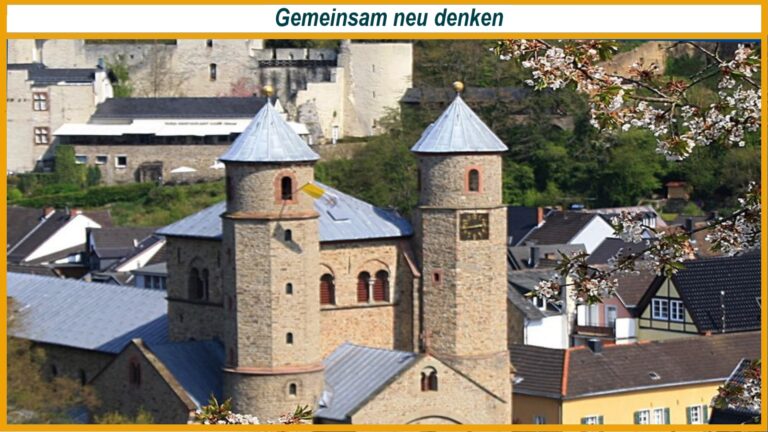 Stadtansicht von Bad Münstereifel zeigt historische Gebäude, Landschaft und den Wiederaufbau in nachhaltiger Entwicklung.