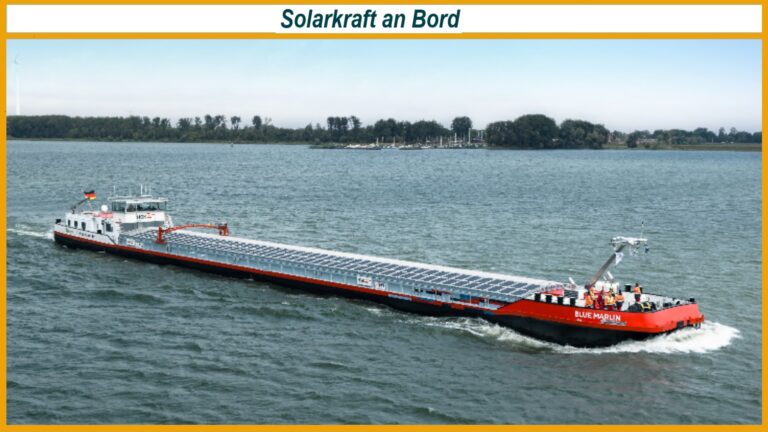 Frachtschiff „Blue Marlin“ mit großflächigen Solarmodulen auf dem Deck zur nachhaltigen Energieerzeugung.