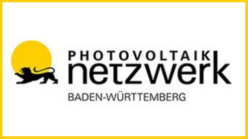 Schwarzer Löwenumriss vor gelber Sonne neben dem Schriftzug Photovoltaik netzwerk Baden‑Württemberg.