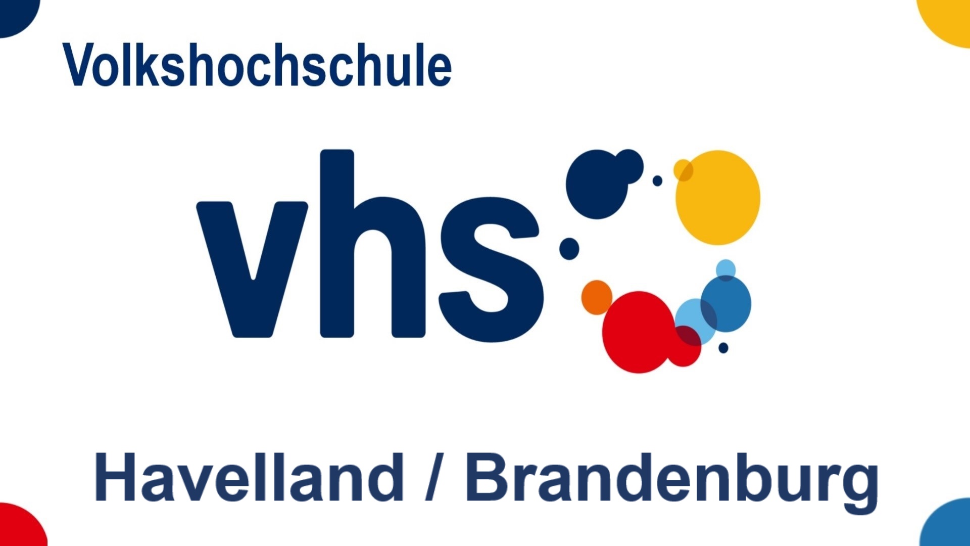 Logo der Volkshochschule vhs mit bunten Kreisen und dem Schriftzug Havelland / Brandenburg