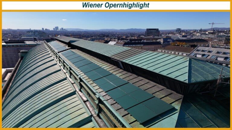 Kupferdächer mit Solarmodulen auf der Wiener Oper, dahinter Stadtsilhouette; oben der Schriftzug "Wiener Opernhighlight".