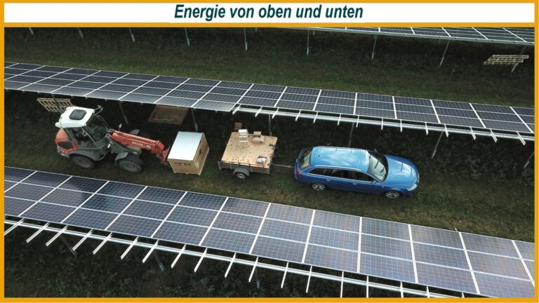 Draufsicht auf erhöhte Solarfelder mit Traktor, Anhänger und blauem Auto dazwischen; oben Schrift Energie von oben und unten.