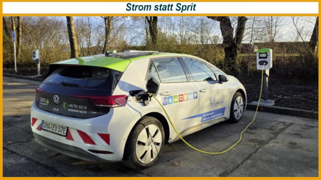 Vier E-Ladesäulen auf dem Parkplatz des Schenkenseebads für Elektrofahrzeuge.