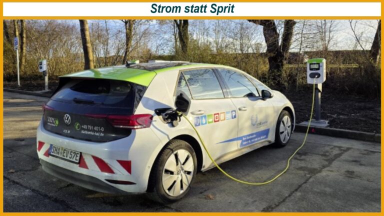 Vier E-Ladesäulen auf dem Parkplatz des Schenkenseebads für Elektrofahrzeuge.