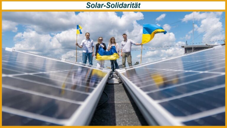 Vier Personen stehen zwischen Solarpanelen auf einem Dach und halten ukrainische Flaggen; oben die Überschrift Solar-Solidarität.
