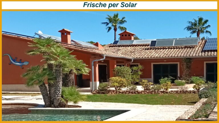 Mediterrane Villa mit Solarpaneelen auf Ziegeldach, Palmen und Pool im Vordergrund; oben Schriftzug Frische per Solar.