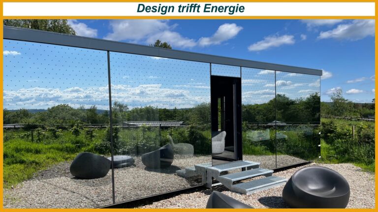 Spiegelnde Glasfassade mit Punktmuster, Metalltreppe und Sitzmöbeln, Landschaftsreflexion; Schriftzug Design trifft Energie