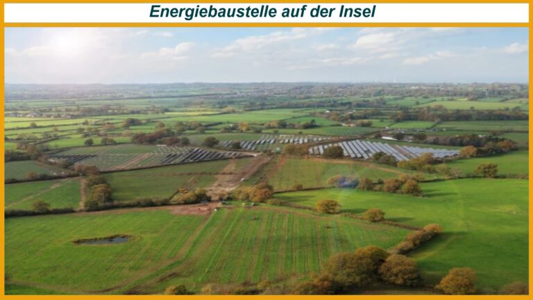 Baustelle eines BELECTRIC Solarparks in grüner Landschaft im Vereinigten Königreich