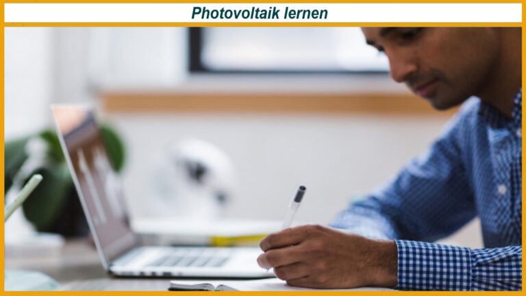 Fachkraft arbeitet am Laptop an Photovoltaik Planung für Solar Projekt und Energiespeicher