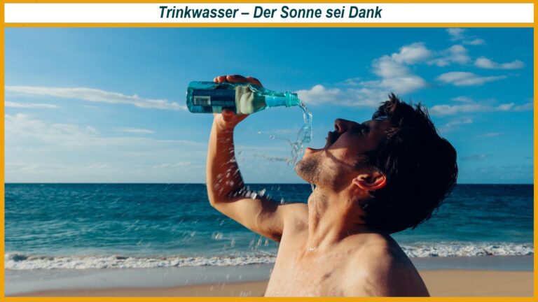 Mann trinkt Wasser am Strand vor dem Meer als Symbol für Solar Trinkwasser
