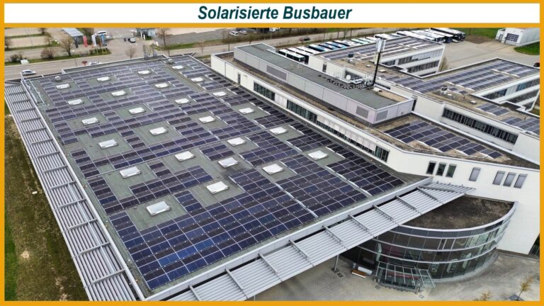 Luftaufnahme des Daimler Buses Werks Neu Ulm mit großer Photovoltaikanlage auf mehreren Gebäudedächern.