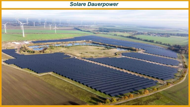 Luftaufnahme eines Hybridkraftwerks mit Photovoltaikanlage, Windkraftanlage und Batteriespeicher für erneuerbare Energie.