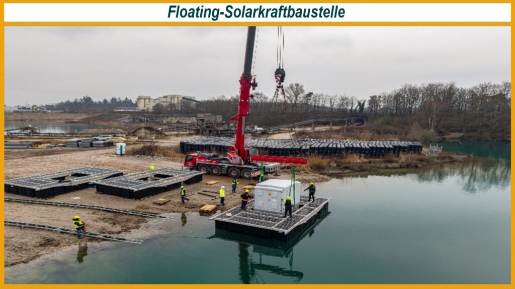 Bauarbeiten an einer schwimmenden Photovoltaikanlage auf einem See bei Iffezheim mit Kran und Solarfloßen.