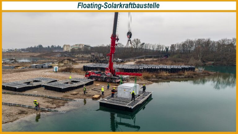 Bauarbeiten an einer schwimmenden Photovoltaikanlage auf einem See bei Iffezheim mit Kran und Solarfloßen.