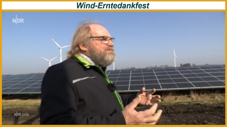 Geschäftsführer Reinhard Christiansen steht vor Solar und Windpark als Symbol moderner Energiewende