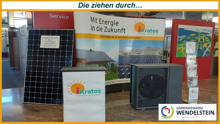 Messestand mit Photovoltaik Modul und Wärmepumpe zeigt moderne Energielösungen für die Energiewende vor Ort