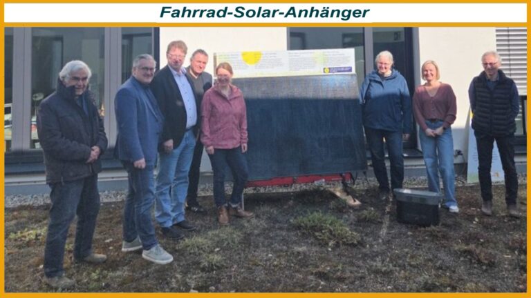 Übergabe eines mobilen Photovoltaik Fahrradanhängers an Schule mit Vertretern aus Politik Bildung und Klimaschutz