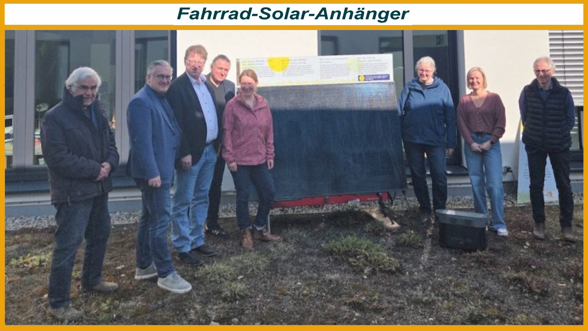 Übergabe eines mobilen Photovoltaik Fahrradanhängers an Schule mit Vertretern aus Politik Bildung und Klimaschutz