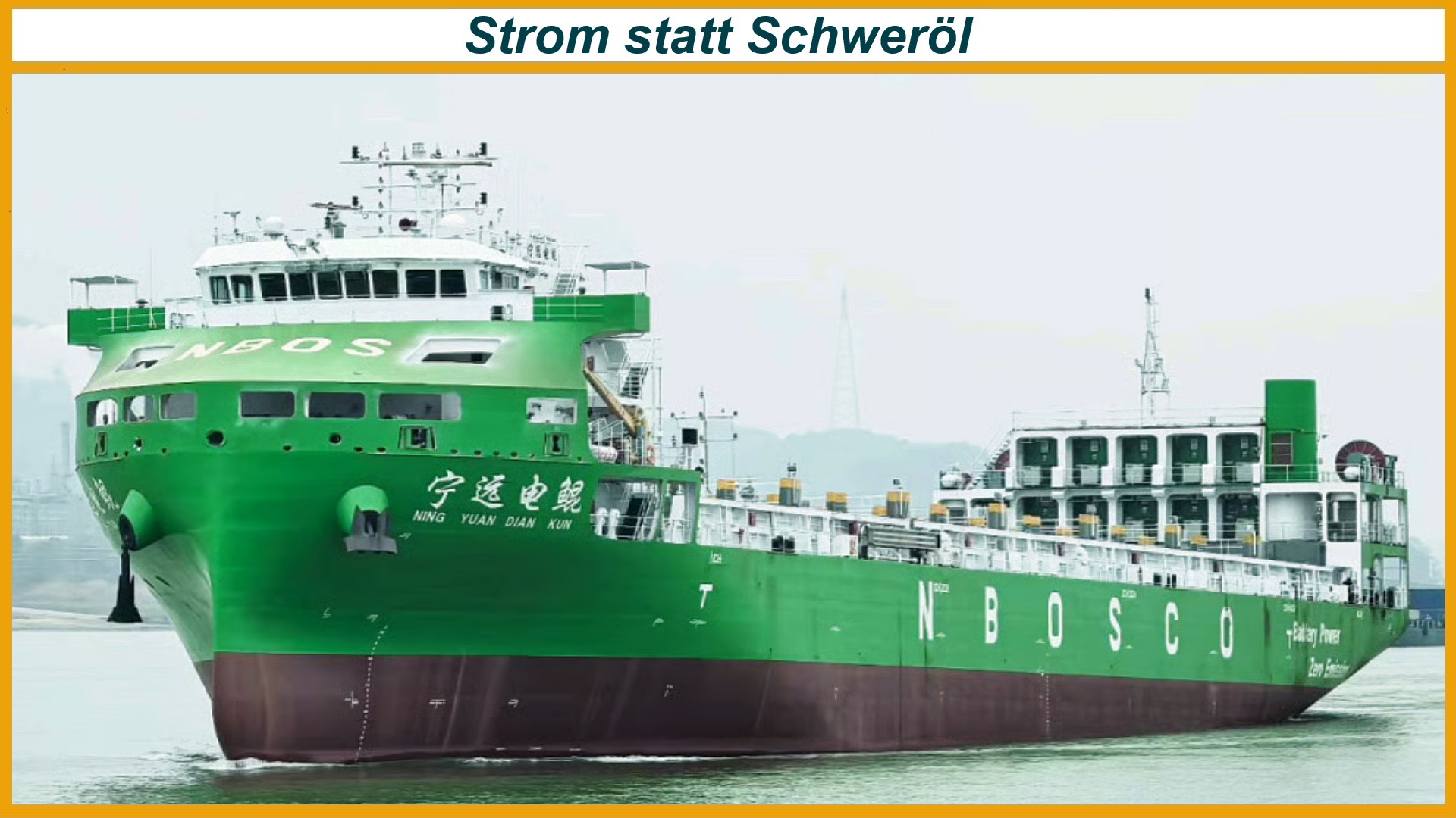 Containerschiff auf See steht symbolisch für elektrischen Antrieb und Energiewende im maritimen Transport