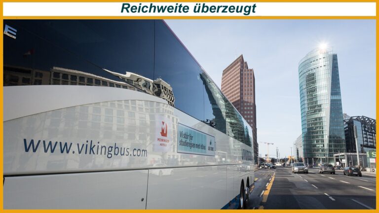 Elektrischer Reisebus von Vikingbus fährt durch Berlin als Beispiel für Reichweite moderner Elektromobilität