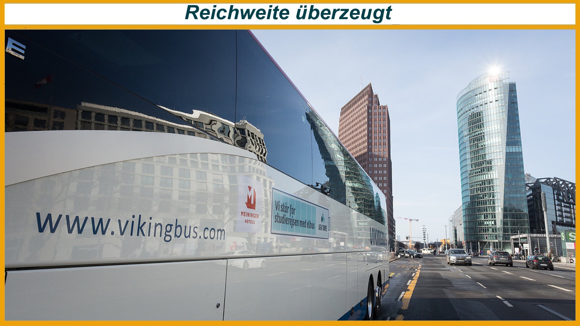 Elektrischer Reisebus von Vikingbus fährt durch Berlin als Beispiel für Reichweite moderner Elektromobilität