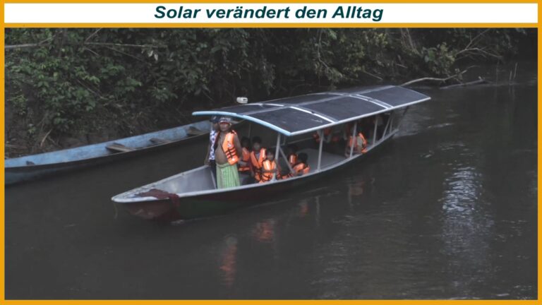 Kinder werden in einem Solarboot auf einem Fluss im Amazonas mit Photovoltaikmodulen transportiert