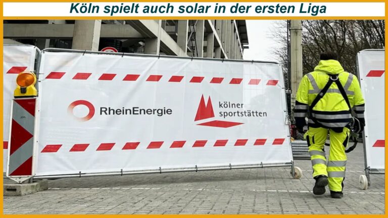 Bauzaun am RheinEnergieSTADION in Köln mit Hinweis auf Photovoltaikprojekt zur Stromerzeugung vor Ort