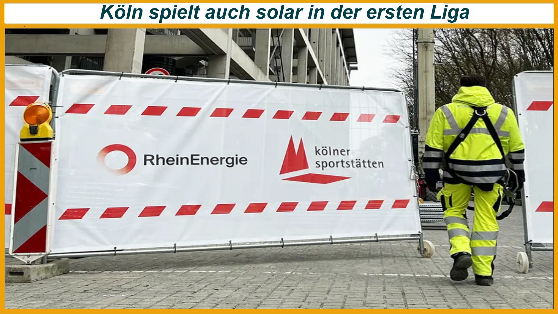 Bauzaun am RheinEnergieSTADION in Köln mit Hinweis auf Photovoltaikprojekt zur Stromerzeugung vor Ort