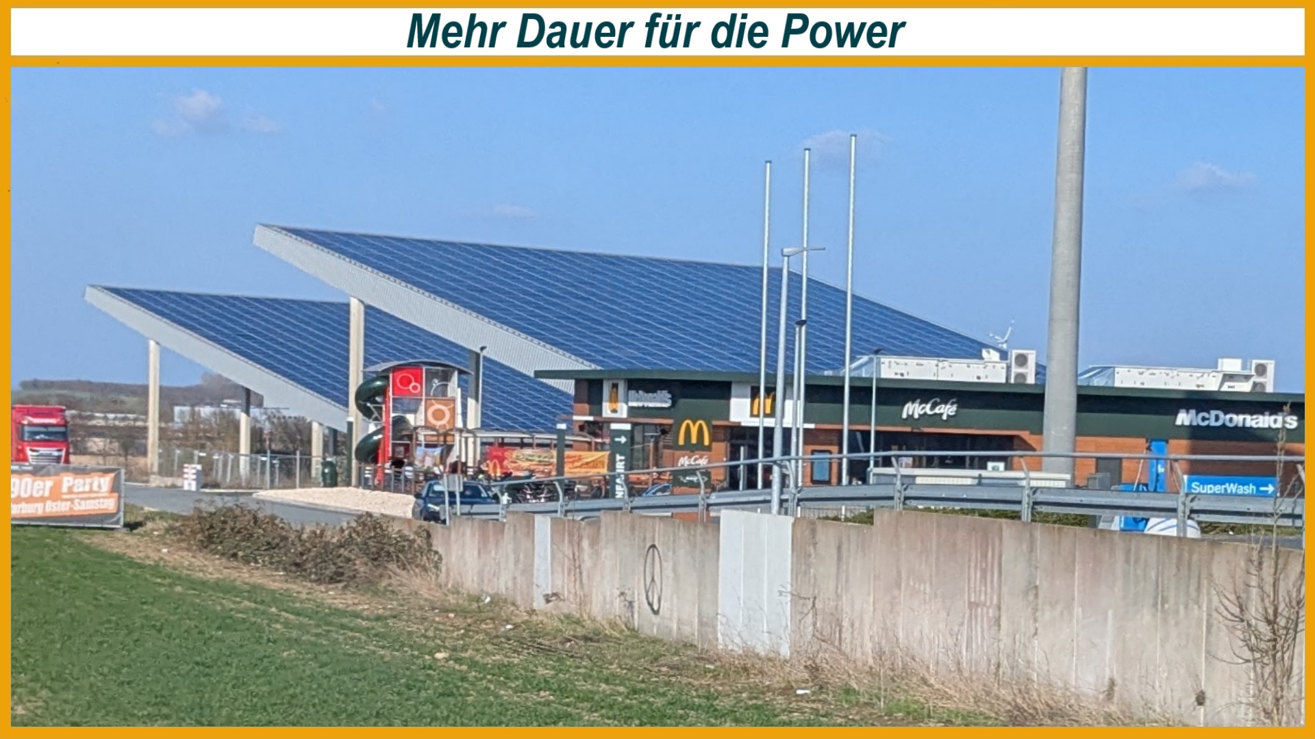 Große Photovoltaikanlage auf Industriedach erzeugt langfristig Solarstrom für Unternehmen und Energiewende