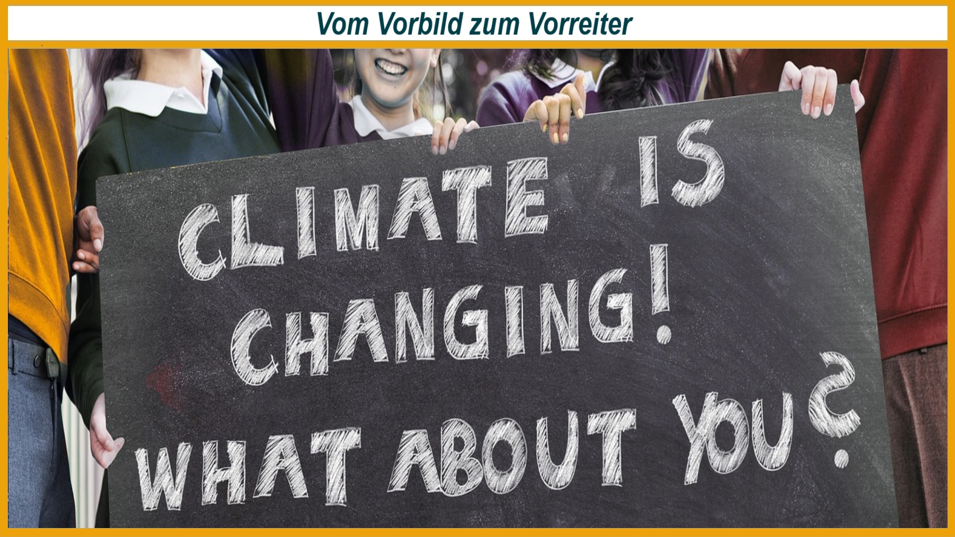 Person hält Schild mit Klimabotschaft und fordert zum Handeln für Energiewende und Photovoltaik auf