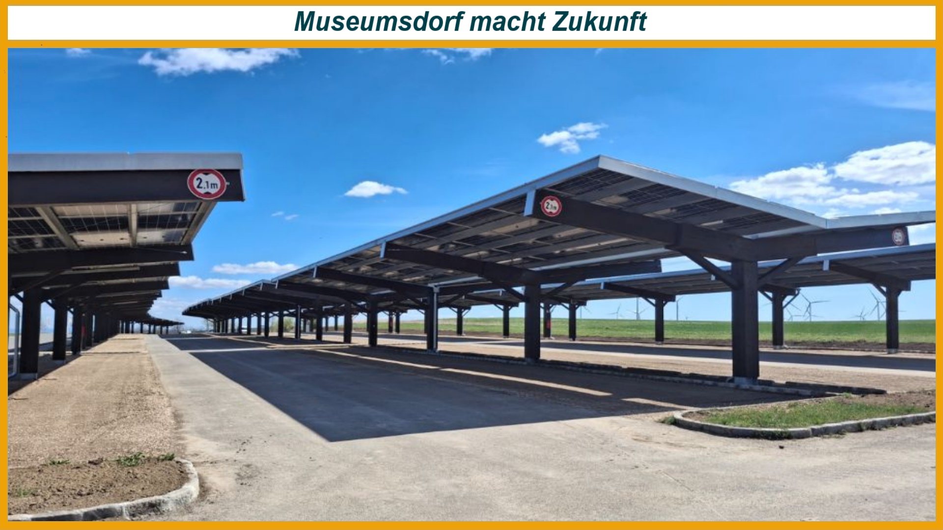 Photovoltaik Carports im Weinviertler Museumsdorf Niedersulz verbinden historische Umgebung mit moderner Energieerzeugung