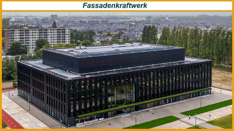 Ausschnitt einer modernen Solarfassade in Delft mit ästhetisch integrierter Photovoltaik in der Gebäudehülle