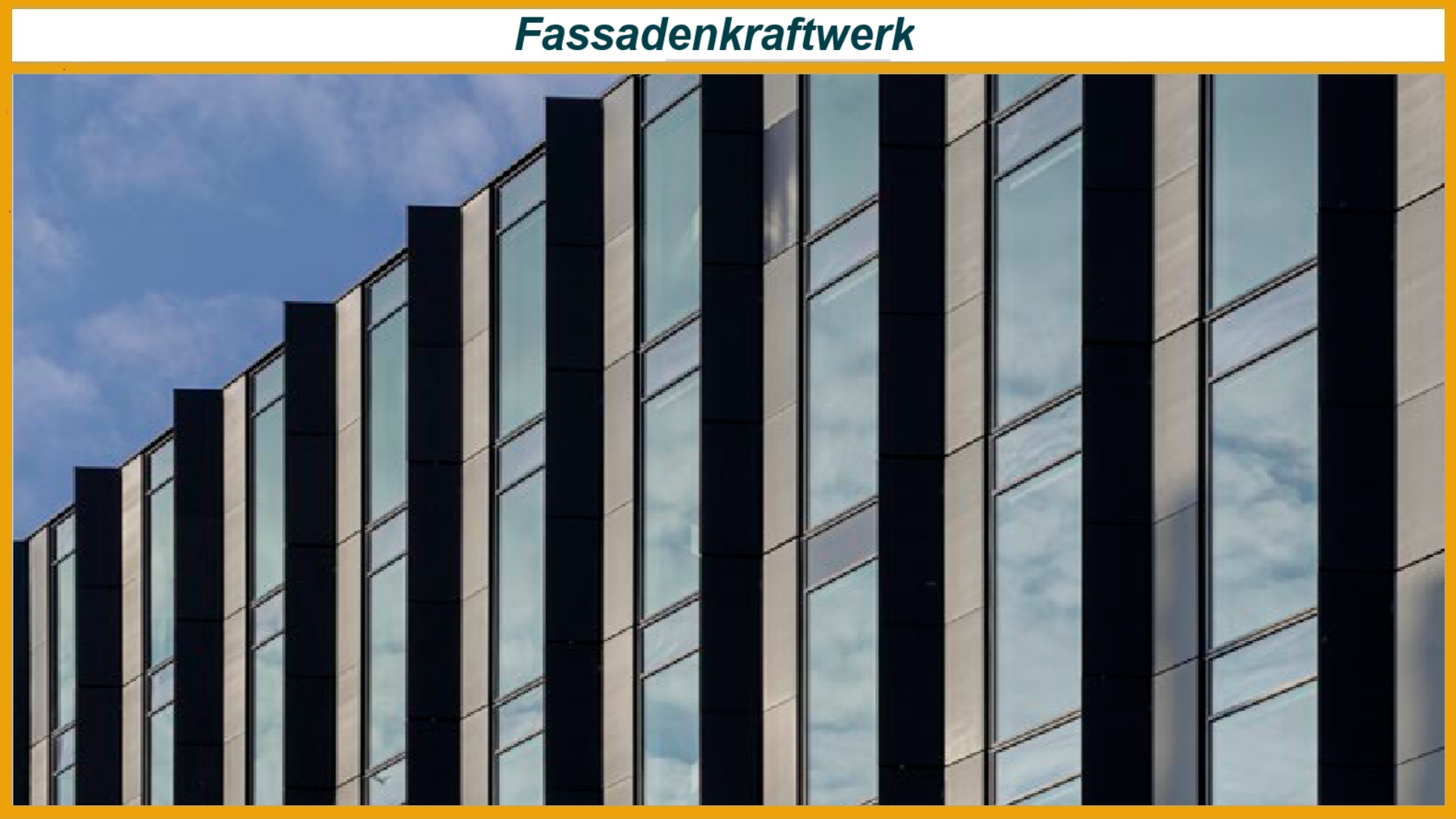 Ausschnitt einer modernen Solarfassade in Delft mit ästhetisch integrierter Photovoltaik in der Gebäudehülle