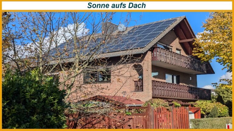 Hausdach mit Photovoltaikanlage als Symbolbild für private Solarstromerzeugung und Eigenverbrauch