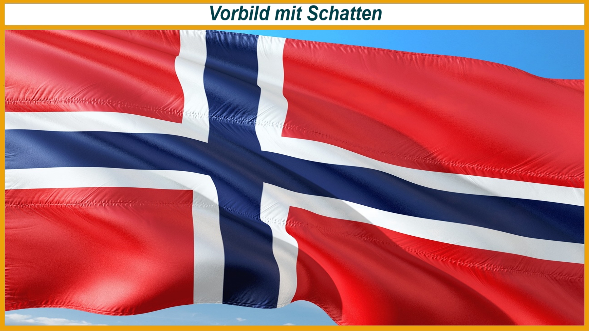 Norwegische Nationalflagge vor blauem Himmel als Symbolbild für die Sendung über Norwegens Energiewende