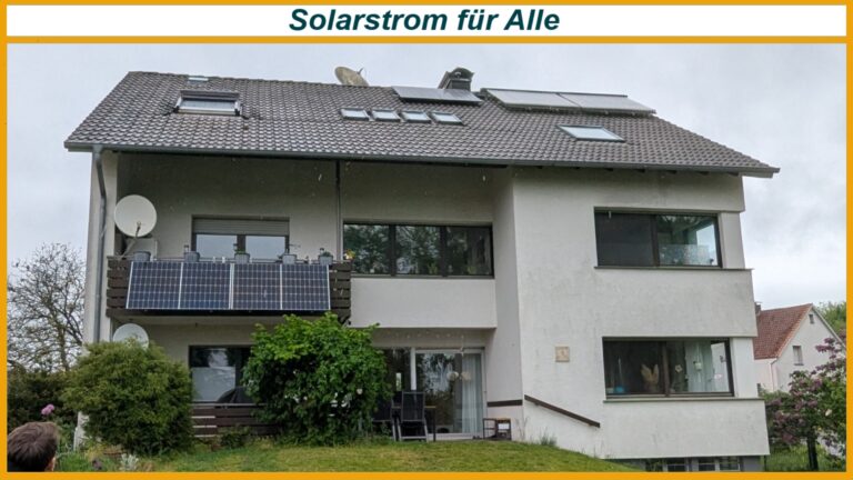 Mehrfamilienhaus mit Photovoltaikanlage auf dem Dach und Balkonkraftwerk als Symbolbild für Energiewende im Mietshaus