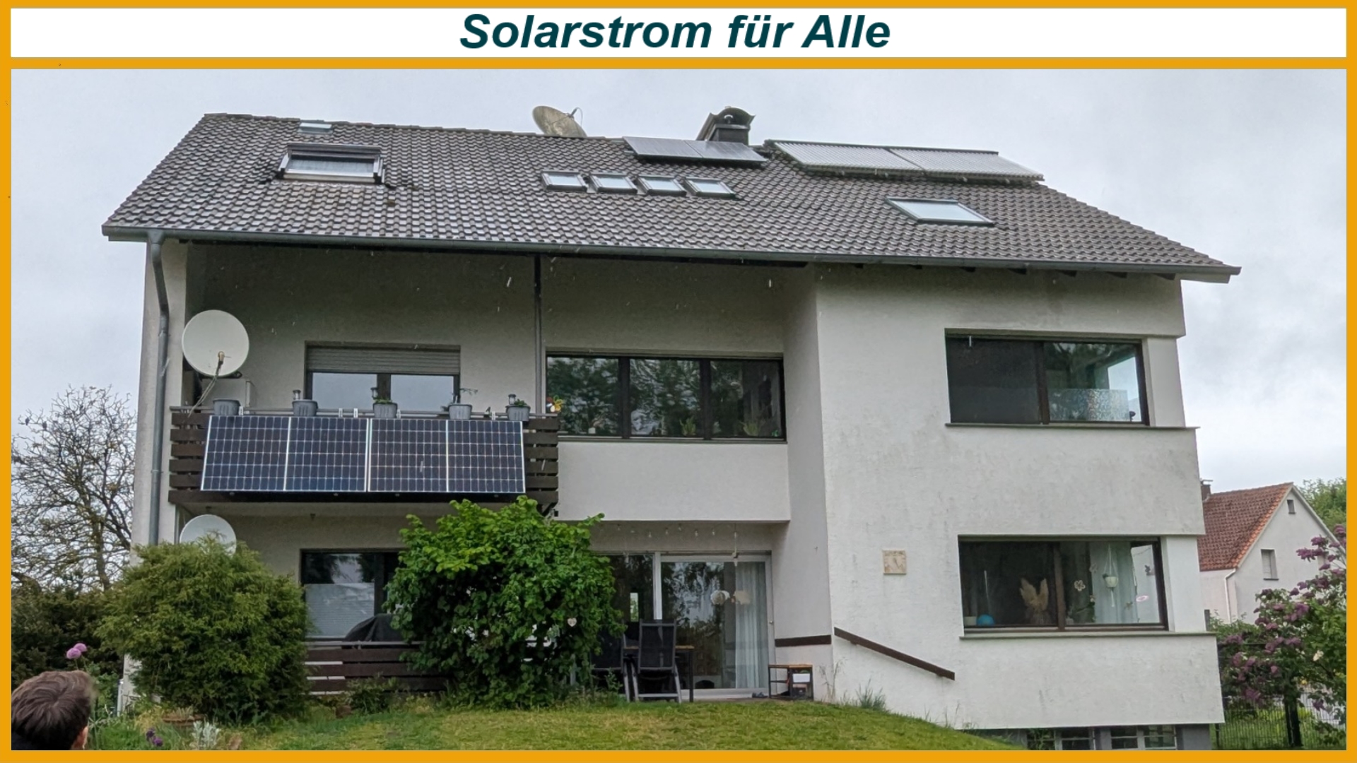 Mehrfamilienhaus mit Photovoltaikanlage auf dem Dach und Balkonkraftwerk als Symbolbild für Energiewende im Mietshaus
