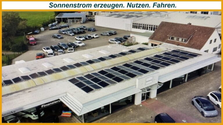 Luftaufnahme vom Autohaus Warncke mit großer Photovoltaikanlage auf mehreren Gebäudedächern