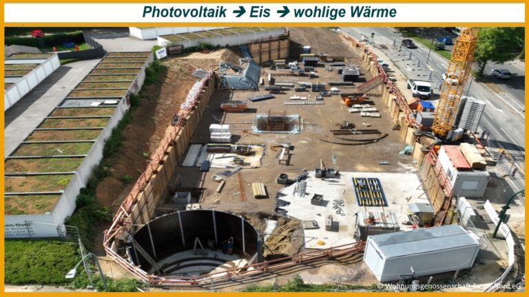 Baustelle eines Gebäudes mit Eisspeicher für Wärmepumpe und Photovoltaik als Teil eines modernen Energiekonzepts.