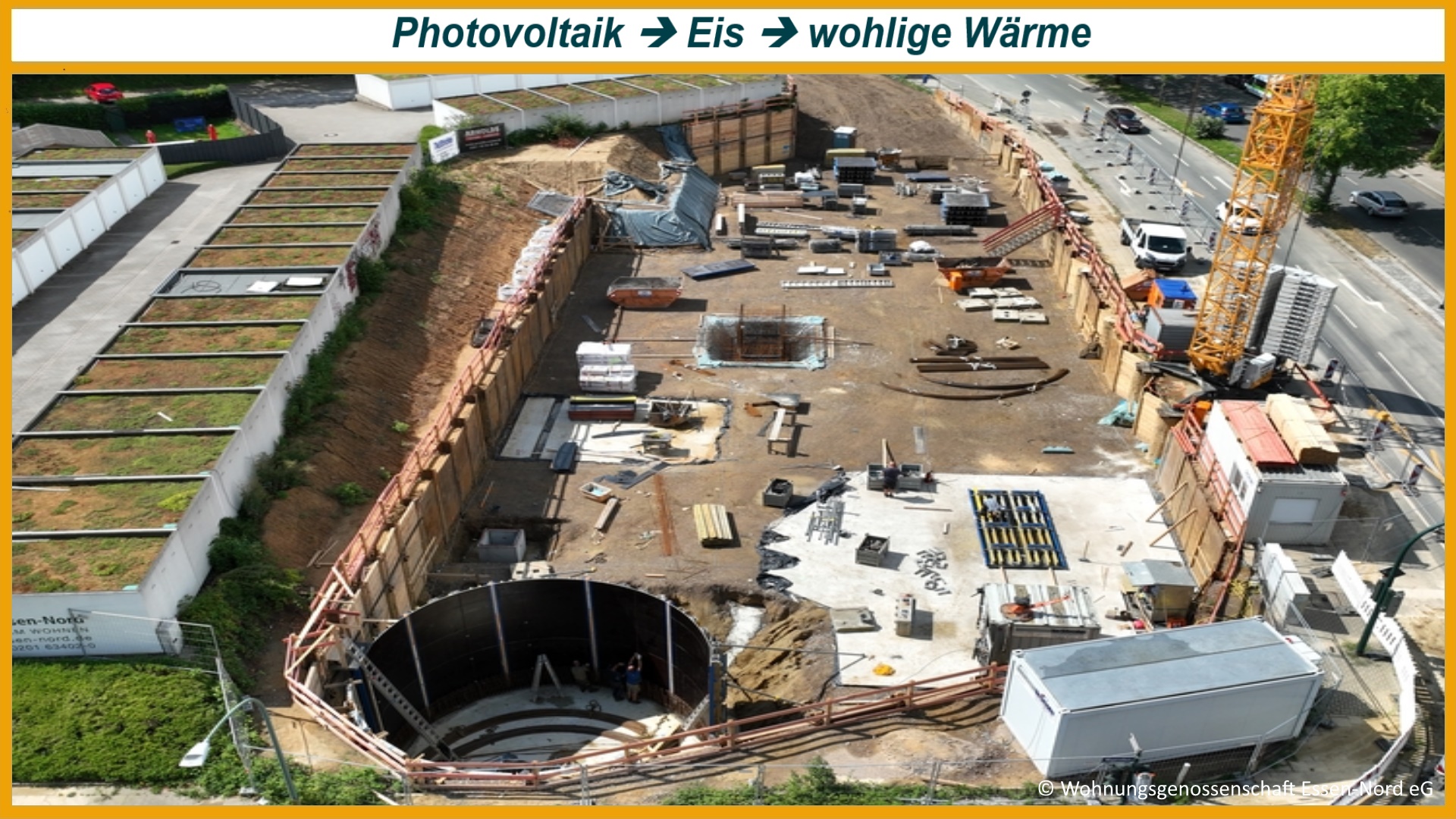 Baustelle eines Gebäudes mit Eisspeicher für Wärmepumpe und Photovoltaik als Teil eines modernen Energiekonzepts.